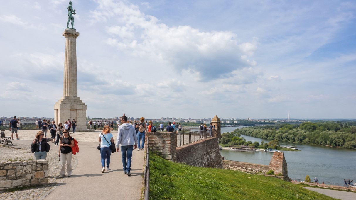 Turisti obilaze Kalemegdan i uživaju u pogledu na reke tokom lepog dana u Beogradu.