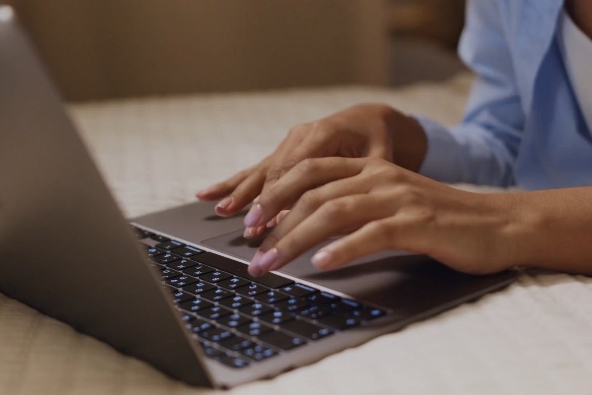 devojka koristi laptop
